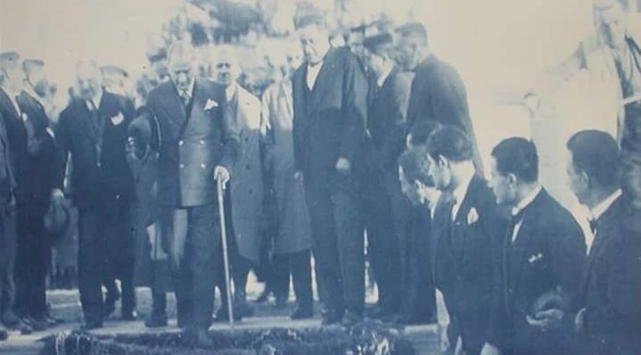 Atatürk Narlı Tren istasyonundan sonra otomobille ulaştığı Antep'te karşılanıyor. 26 Ocak 1933