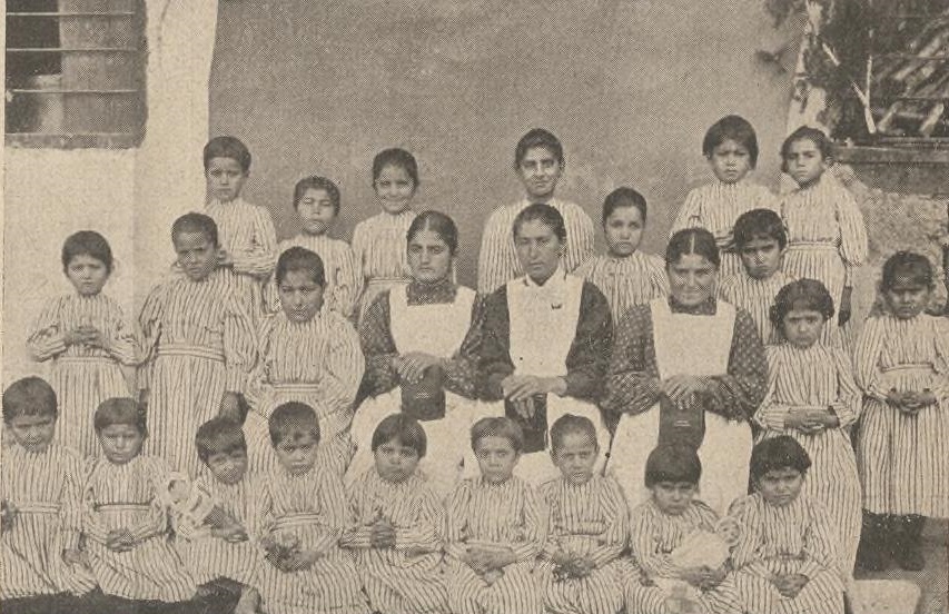 "S" 'deki kızlarımız. Ortada soldan sağa: Sekia, Feride, Margarid